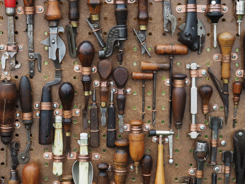 ebeniste-VILLEFRANCHE SUR MER-min_tools_awl_pliers_antique_equipment_work_craft_workshop-669444