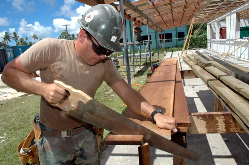 ebeniste-VILLEFRANCHE SUR MER-min_worker_construction_building_carpenter_male_job_build_helmet-893290